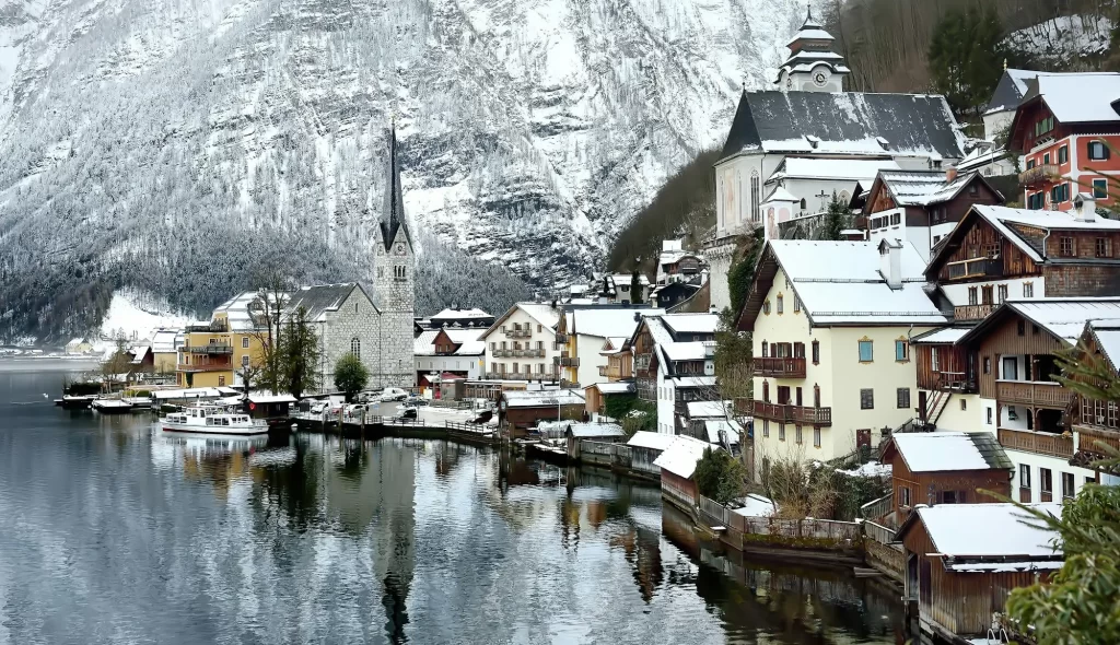 winter-scenic-view-of-village-of-hallstatt-in-the-austrian-alpswebp