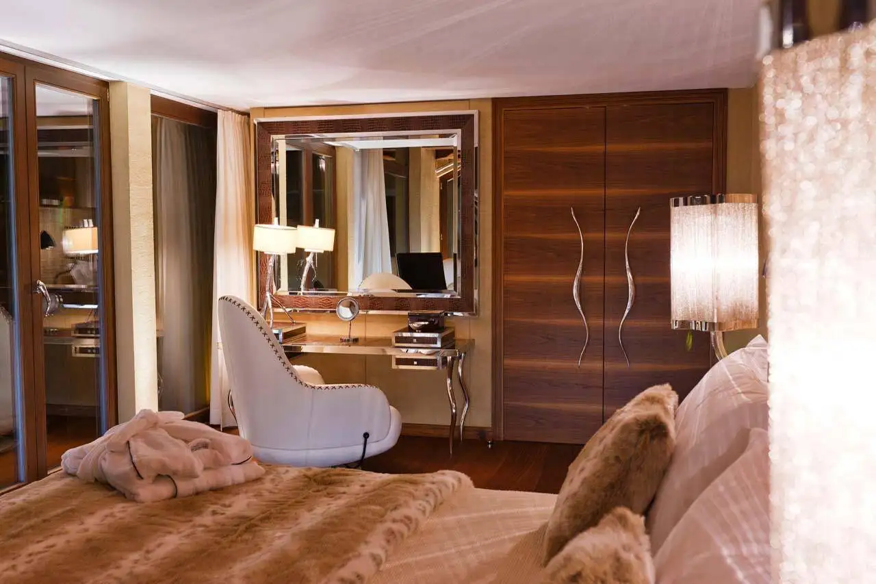 chalet-zermatt-peak-bedroom-1-08-1920-75